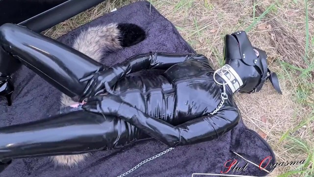 Dog Slut-Orgasma Celeste Dog Training Outdoor
