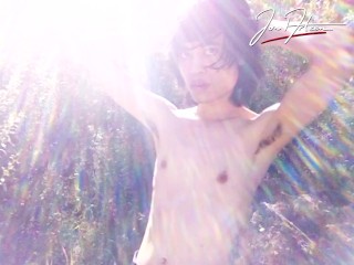 Naked Boy outside - Jon Arteen キュートなヌードイケメンとして、毛むくじゃらの脇の下、陰毛、コック、髪、体、屋外で、夏の日光の下で