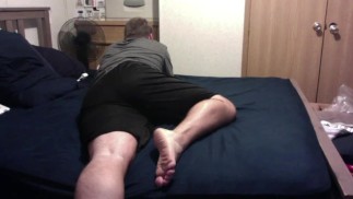 Люк Пукает В Черных Шортах