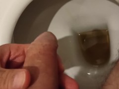 I pee in the toilet and show my dickhead ... Писаю в ладошку и откатываю головку члена...