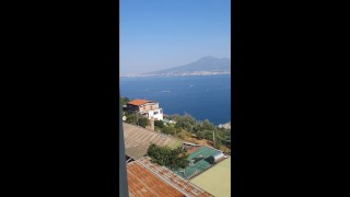 Kouření Od Turista V Neapoli S Nádherným Výhledem