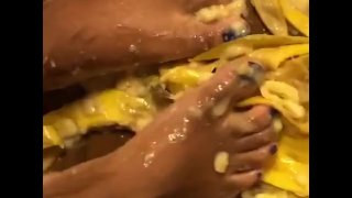 Esmagamento de banana com os pés descalços