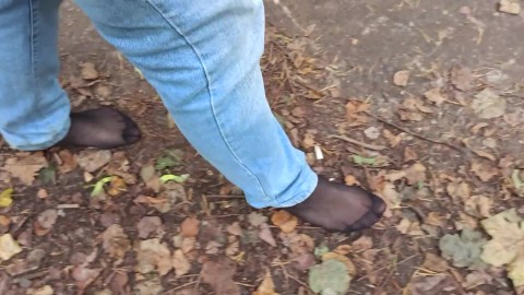 Caminhada arriscada na floresta com os pés descalços com meia-calça, também precisava fazer xixi!