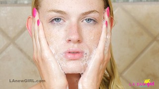 LA New Girl Potetovaná Blondýnka S Horkým Hubeným Tělem Si Dává Sexy Sprchu Ve 4K
