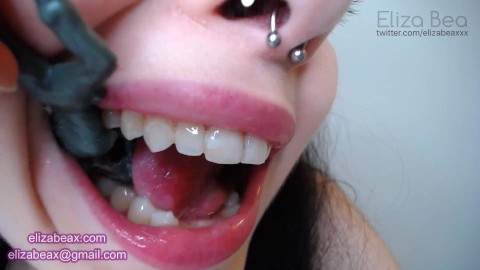GIANTESS DEVOURS ARMY MAN CHEWING UP CLOSE VORE