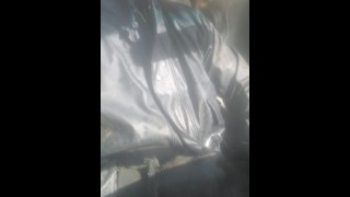Быстрый рывок в грязном полиуретановом костюме в солнечный день на дизельном 4wd