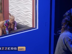 Brazzers - Busty MILF Ryan Keely Knows How to Handle Big Black Cocks