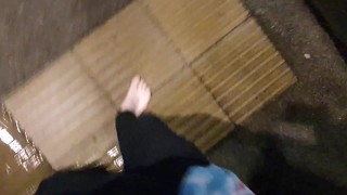 Twink camina a casa bajo la lluvia descalzo