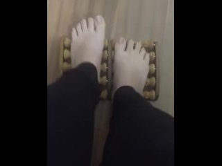 toes, solo female, toenails, feet