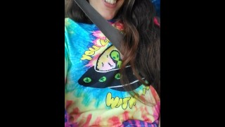 PinkMoonLust van ONLYFANS is hippie slet in de passagiersstoel van de auto die harig poesje in het openbaar laat zien