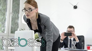 Babes - Sexy ginger Sekretärin Belle Claire sitzt aufm Gesicht ihres Chefs und aufm harten Schwanz
