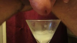 Cumming en un vaso, listo para beber