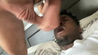 Белый Качок Давит Горло Черного Качка И Роняет Свой Груз В Рот