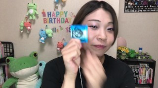 귀여운 일본 섹스 토이 가게 점원이 최신 일본 콘돔을 소개합니다.