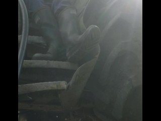 Бритый красавчик в резиновых сапогах садится и отрабатывает горячую нагрузку на ступеньках трактора