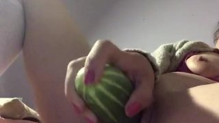 Mujer se folla con un pepino