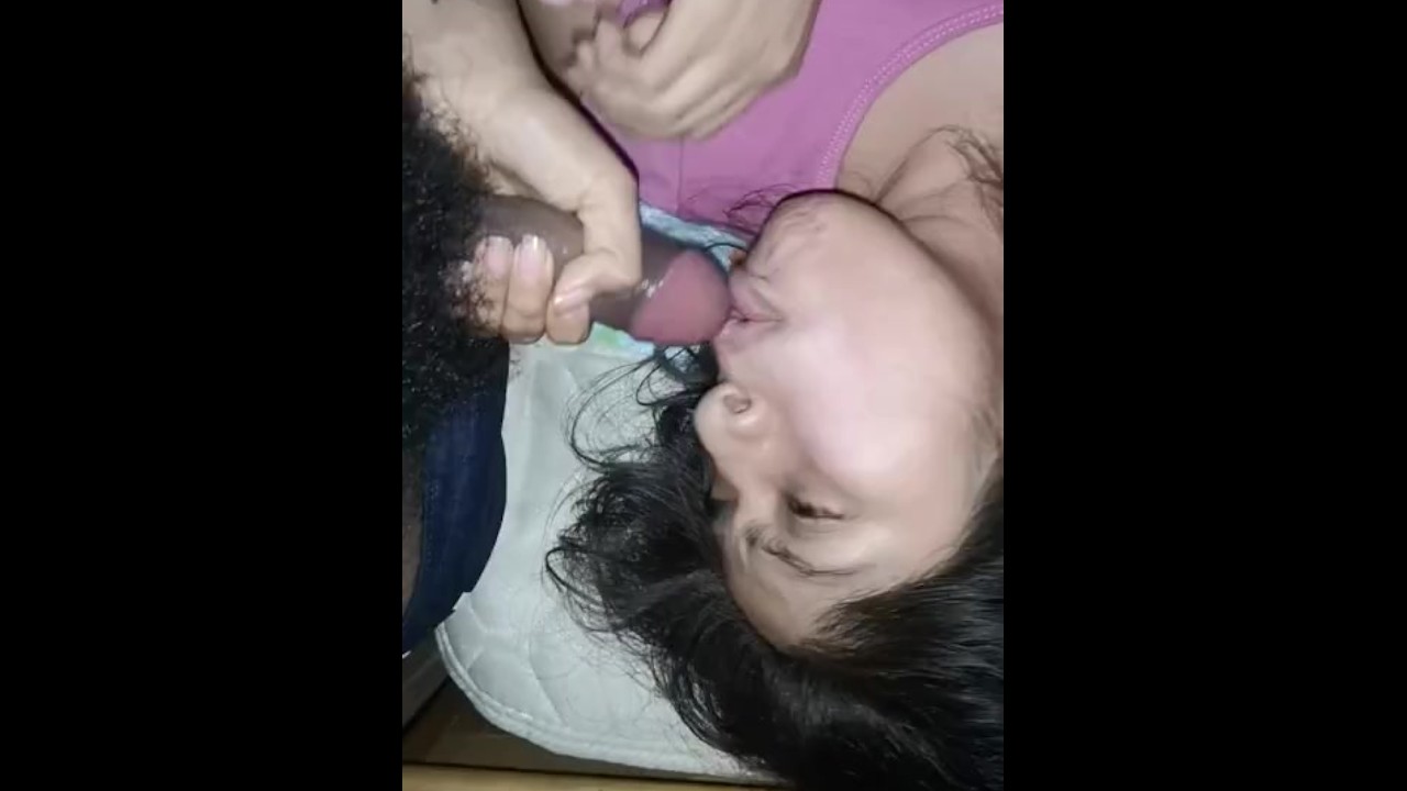 隔離された若いラティーナシングルマザーはアパートの家賃のためにオーラルセックスで私に支払います