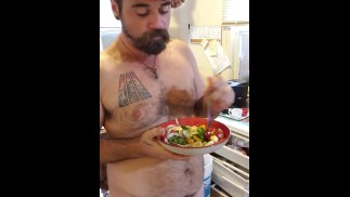 裸沙拉扔：和我的狗一起吃饭和闲逛