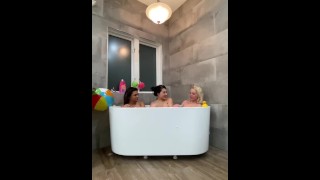Moreflorida 나는 엿 내 단계 자매 & 그녀의 친구 에 이 거품 목욕