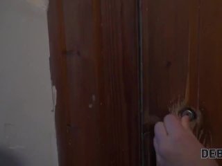 DEBT4k. Chick fait une pipe et écarte les jambes pour une voiture de luxe incroyable