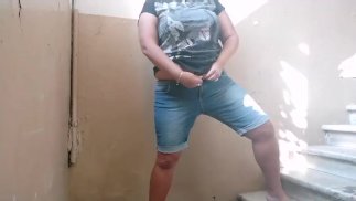 Большая мамочка на открытом воздухе играет в голую