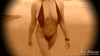 ホットな巨乳の 1920 年代のビンテージ スタイルのビーチ美女がビキニを脱ぐ
