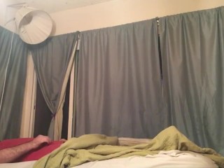 男人晚上在床上自慰