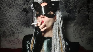 Catwoman fuma e flerta com você