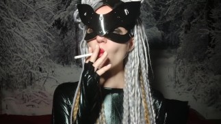 Catwoman Raucht und flirtet mit dir