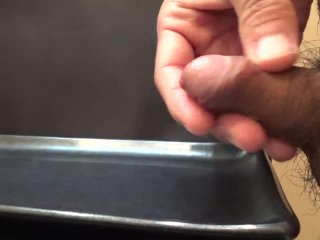 寸止めするも、まったく我慢できずに精液がダダ漏れになってしまっている変態君。