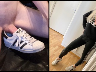 4K - Follando Una Estrella Porno Desgastada (Angie Lynx) Zapatillas Adidas Superstar