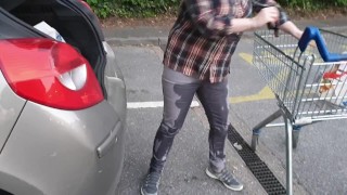⭐Mojado en público - orinar a propósito mis jeans en el estacionamiento del supermercado! ;)
