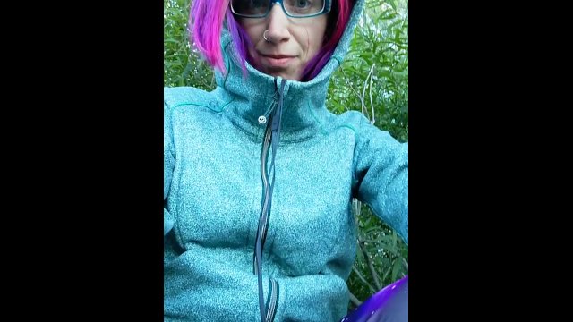 Milf piss outdoors in the bushes, waterside