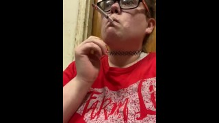 Курение сигареты 