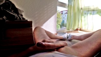 Мастурбация на окне - Поглаживание моего твердого члена, в то время как соседи, возможно, видели меня, заставило меня кончить и застонать :P