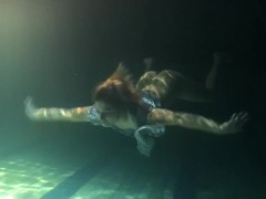 Big bouncing tits underwater in the pool