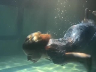 Большие прыгающие сиськи под водой в бассейне