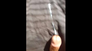 Большой черный член дрочит и гладит до огромного камшота