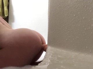Собачка в ванне