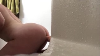 Собачка в ванне 