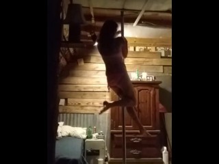 Мисти Брасси дразнит в обнаженном танце на пилоне