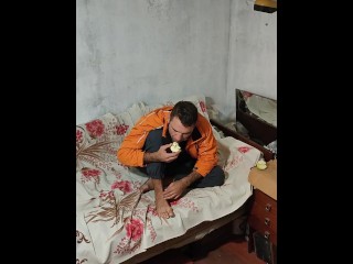 Однажды вечером я слушаю радио и пробую яблоко.