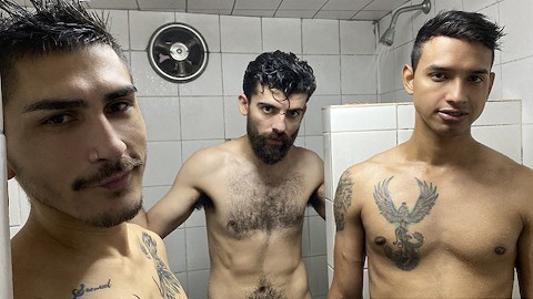 🔥Latino gostoso Gael fodido por dois caras no chuveiro