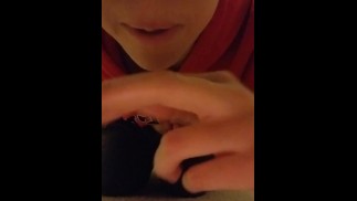 在我用手指指着两个洞时玩自己