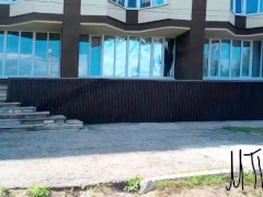 сверкаю сиськами и писькой посреди улицы Exhibitionist Wife