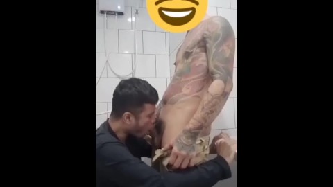 Chupar con amigo tatuaje