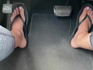 Симпатичные ноги за рулем в сандалиях с шлепанцами и педалью накачки