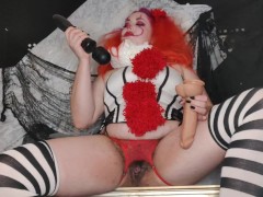 SEXY SPOOKY CLOWN GIRL PENNYWISE FUCKS HERSELF AND SQUIRTS