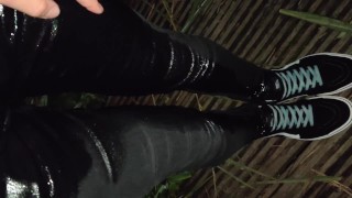 Rewetting meus jeans em público à noite