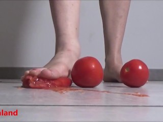 私の素晴らしい素足の下にいくつかのトマトが押しつぶされます